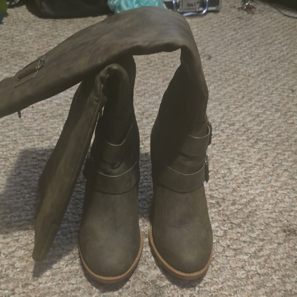 Elegant Olive Heeled Boots
